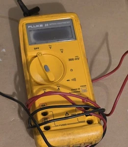 Fluke portatile vintage anni 80 con cavi. Ancora funzionante ma vendo così com'è per ricambi. - Foto 1 di 4