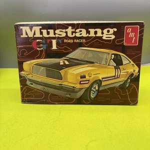 AMT 1976 Ford Mustang II GT Road Racer Model Car Kit T 385 (0203) - Foto 1 di 15