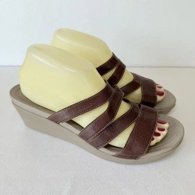 Mini sandalias de cuña Crocs Leigh-Ann con correa de cuero marrón para mujer 9 confort 204730 Foto 1 de 4