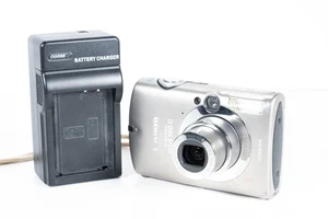 Canon IXUS 900 Ti 10 MP Titanio Compatto Corpo Metallo CCD DigiCam Caricatore e SD da 2 GB - Foto 1 di 7