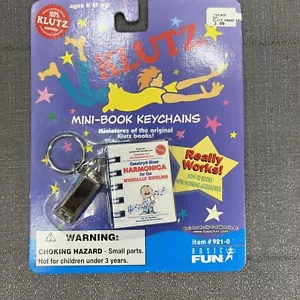 Vintage 1998 Basic Fun Klutz Miniatur Buch Schlüsselanhänger Kinder Mundharmonika funktioniert wirklich neu aus altem Lagerbestand - Bild 1 von 4