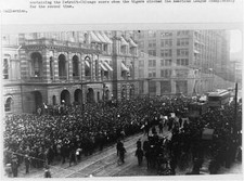 Baseball fans,City Hall,Detroit,Free Press scoreboard,MI,Detroit-Chicago,1908
