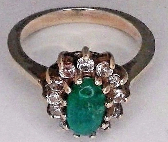 Anello in argento con smeraldo taglia cabochon circondato da zirconio - Immagine 1 di 4