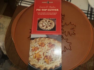 Nordic Ware Pie Top Cutter Blätter und Äpfel reversibel Herbst Neu in Verpackung - Bild 1 von 5