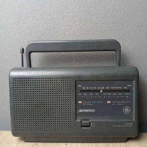 Vintage GE Model 7-2662C Portable 2 Band AM/FM Radio Gray Plug In Tested Works - Picture 1 of 18