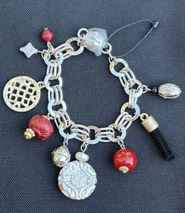 Neu ohne Etikett Chico’s Charm Quaste Armband silberfarbene Kette rot, gold, schwarz Charms - Bild 1 von 13