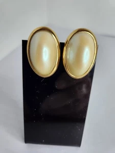 Vintage Richelieu Faux Pearl Clip On Earrings Gold Tone Oval Designer Jewelry - Picture 1 of 6