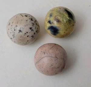 Antiguo Lote De 3 Canicas De Arcilla De Colección - 3/4" En Dos Rosa Uno Amarillo Y Moteado - Imagen 1 de 18