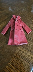 Julia Puppe Leder Wetter Rot Mantel 1968 Mattel Vintage.     LESEN - Bild 1 von 3