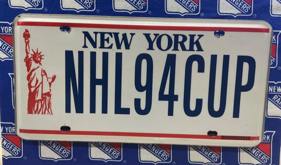 Placa de licencia oficial del estado de Nueva York de colección “NHL94CUP” ideal para hombre cueva o marco Foto 1 de 1
