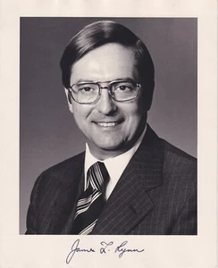 James T. Lynn, US HUD Secretary during Nixon Admin, signed 8X10 B&W photo - Picture 1 of 1