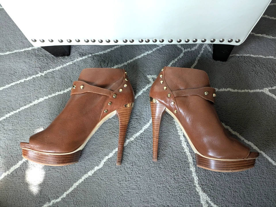 Botines/zapatos Michael Kors "Ailee" Peep Toe con tachuelas Foto 1 de 4