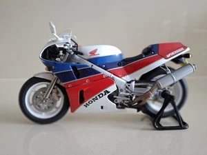 Universal Hobbies Honda RC 30 Street Version Scale Model 1:12 in Box - Picture 1 of 14