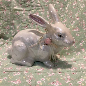 Conejo de cerámica vintage 1987 Enesco con flores y plumas - Imagen 1 de 6