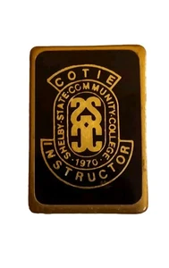Vintage 70er Shelby State Community College Coite Instructor Anstecknadel goldfarben Rarität - Bild 1 von 6