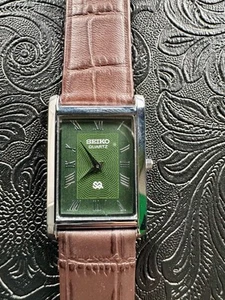 GREEN WITH SILVER CASE Vintage Seiko Slim Quartz Men's Wrist Watch - Picture 1 of 3