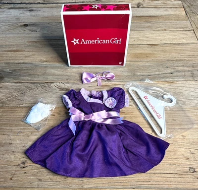 American Girl UCO Emily’s Holiday Outfit Completo, Caja, Percha, Calcetines, Lazo, Nuevo en Caja Foto 1 de 4