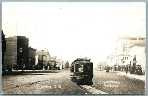 ELKTON S. DAKOTA STREET SCENE con TRENO 1912 ANTICO FOTOMONTAGGIO FOTO REALE RPPC - Foto 1 di 2
