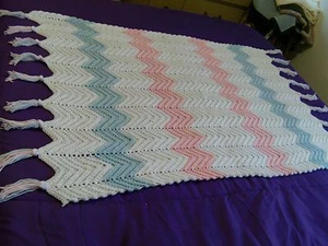 NEU Super Weiche, Handgefertigte Afghan Babydecke Überwurf mit Quasten Rosa, Blau, Weiß - Bild 1 von 5