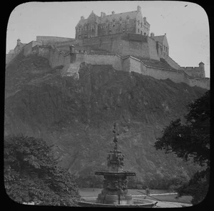 ANTIQUE Magic Lantern Slide EDINBURGH CASTLE FROM PRINCES GARDEN C1910 PHOTO - Picture 1 of 2