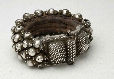 Antigua pulsera étnica plata sobre algodón de pueblos de Rajasthan India 1950 Foto 1 de 4