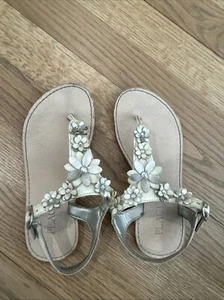 Girls White Silver THE CHILDRENS PLACE Flower Open Toe Flat Sandals - Size 12 - Picture 1 of 8
