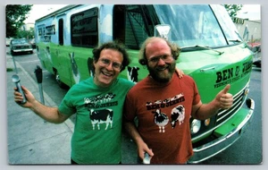 Cartolina d'epoca Ben & Jerry's Founders con camion gelato Cowmobile - Foto 1 di 2