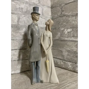 Conjunto de estatuillas de pareja de porcelana vintage estilo victoriano sombrero de copa y sombrilla 11 de alto - Imagen 1 de 8