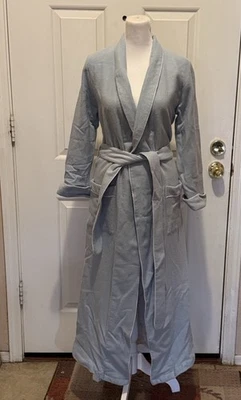 "Bata 100 % cachemir azul con cinturón forro de seda 17"" P2P 50"" longitud usada en excelente estado XS original $1960" Foto 1 de 4
