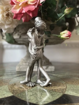 Estatuilla de ranas abrazando a casa Sagebrook Foto 1 de 4