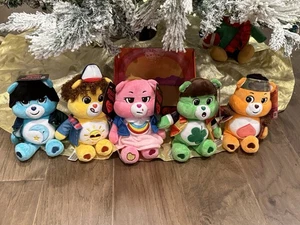 NUOVO 2025 Netflix Care Bears x Stranger Things SET COMPLETO DI 5 CON VASSOIO 9" - Foto 1 di 17