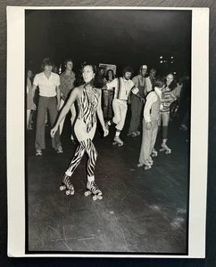 1979 CHER ROLLSCHUHFAHREN IN ZEBRA DRUCK SCHWARZWEISS 8 X 10 FOTO FP246 - Bild 1 von 7