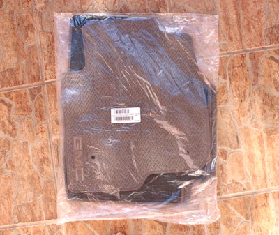 Желтовато-коричневые передние напольные коврики GMC Yukon 84690909 (737D) Yukon XL-логотип GMC - новые - Изображение 1 из 4