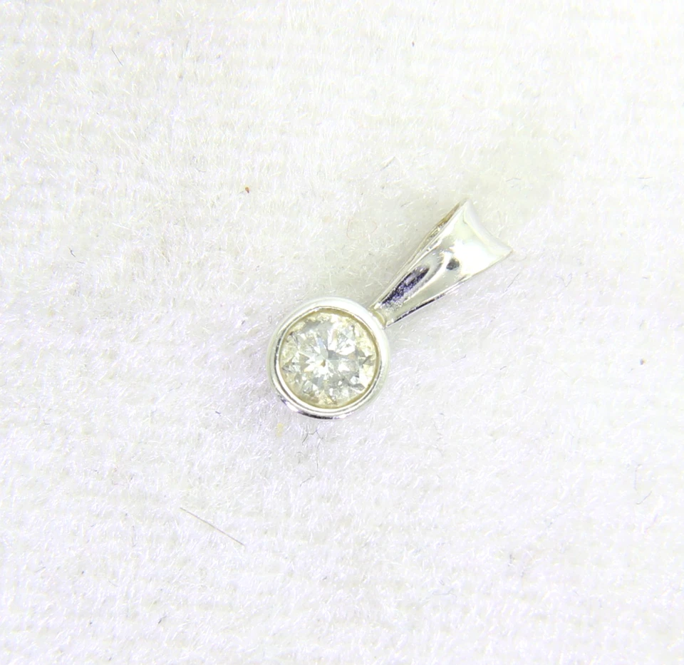 Colgante de diamantes de oro blanco de 9 quilates de 0,25 quilates Foto 1 de 4