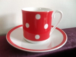 JUEGO DE TAZA Y PLATILLO DE CAFÉ ESPRESSO DEMITASSE LUNARES ROJOS CATH KIDSTON REINAS M6 - Imagen 1 de 4