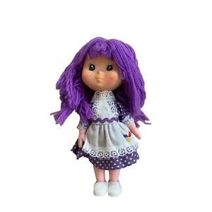 "Muñeca vintage de 6"" de pelo de hilo púrpura con vestido a lunares y detalles de encaje" - Imagen 1 de 7