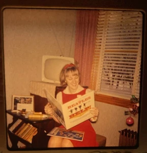 Beatles 1965 Vinyl Schallplatte Wird von aufgeregter junger Dame zu Weihnachten angeschaut - Bild 1 von 4