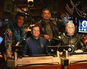 Television Autograph: ROBERT LLEWELLYN (Red Dwarf) Signed Photo - Picture 1 of 1