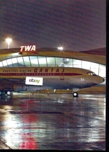 QANTAS AIRWAYS AUSTRALIA BOEING 707-138B 2 PG FLUGZEUG AM NEW YORK JRK TERMINAL - Bild 1 von 3
