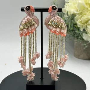OLIVIA DAR Designer Ohrringe Hand Perlen Pailletten Rosa Flamingo Ohrhänger - Bild 1 von 9