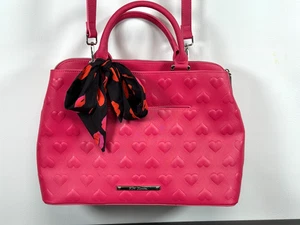 Bolso de hombro Betsey Johnson Hot Pink Hearts imitación cuero grande usado en excelente estado - Imagen 1 de 24