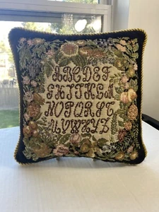 Almohada de tapiz vintage muestrador de alfabeto Academia gótico terciopelo trasero - Imagen 1 de 9
