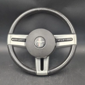05-09 Ford Mustang Volante y Botón de Bocina de Ajuste OEM - Imagen 1 de 6
