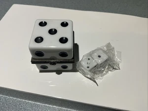 Caja de baratijas con bisagras de porcelana Midwest of Cannon Falls DADOS CON 2 DADOS EN EL INTERIOR - Imagen 1 de 5