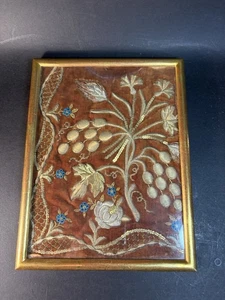 Pieza de tela de tapiz trabajada en crewel enmarcada vintage - Imagen 1 de 12