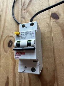 SECTOR 32A 30MA RCD RCBO SSTA32BFL 662046 TIPO B B32 240V 10KA - Foto 1 di 4