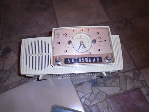 VINTAGE Princess Beige General Electric Model C-431A Tube GE AM Clock Radio 30 Cover