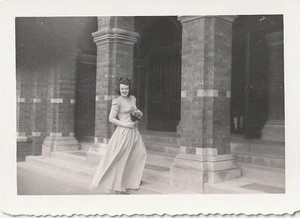 Trovata foto d'epoca 1941 Joliet IL sposa o spose cameriera vento spazzato abito 778 - Foto 1 di 1