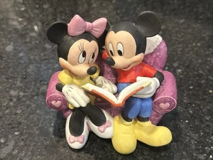 Estatuilla caja de música sofá púrpura de Mickey y Minnie Enesco 658553 rara EXCELENTE - Imagen 1 de 5