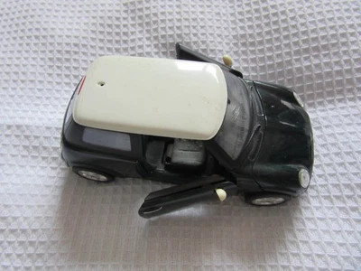 Mini Cooper green & white Maisto 1: 24 car model - Image 1 of 4
